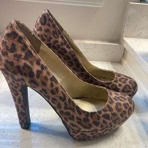 Leopard suede pumps